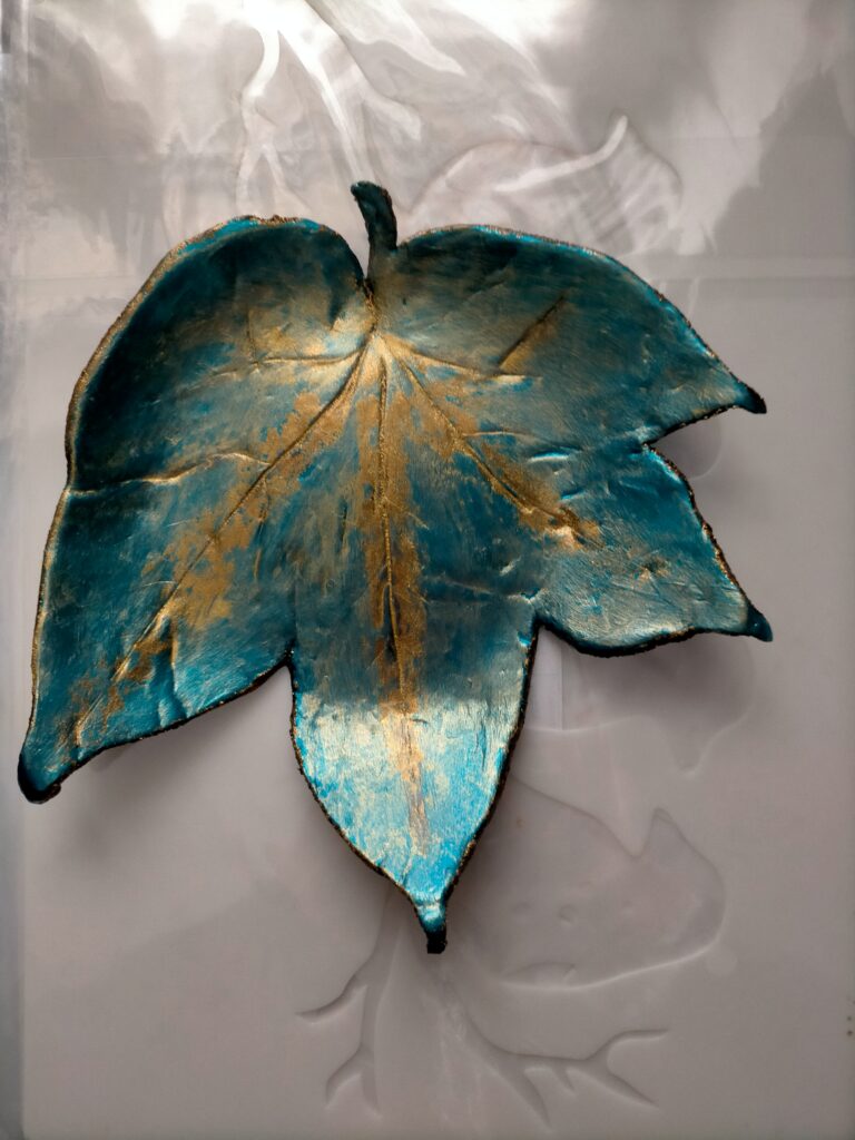 Feuille en AA peinte
